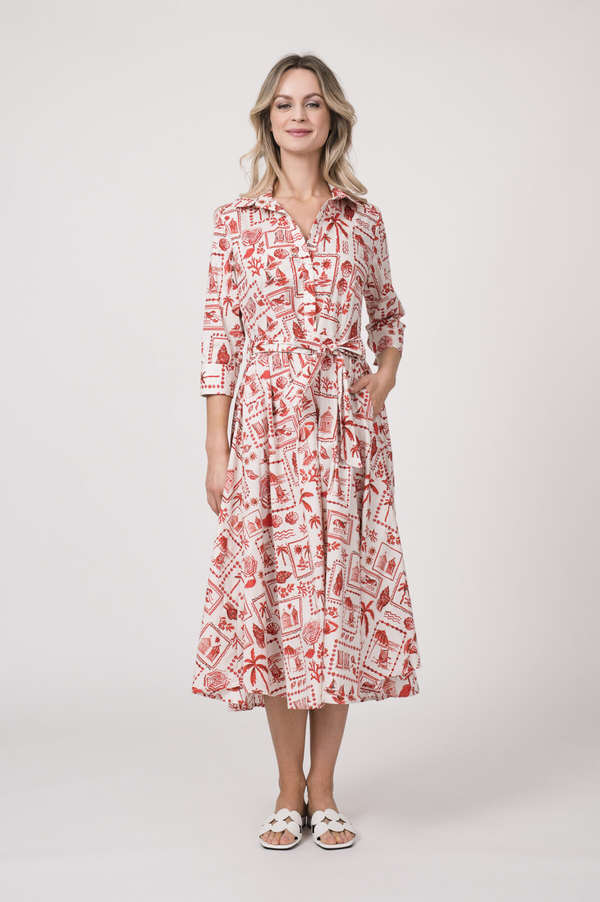 Model trägt ein langes Kleid der Marke Rossana Diva, mit rotem Muster.