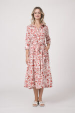 Model trägt ein langes Kleid der Marke Rossana Diva, mit rotem Muster.