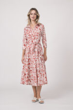 Model trägt ein langes Kleid der Marke Rossana Diva, mit rotem Muster.