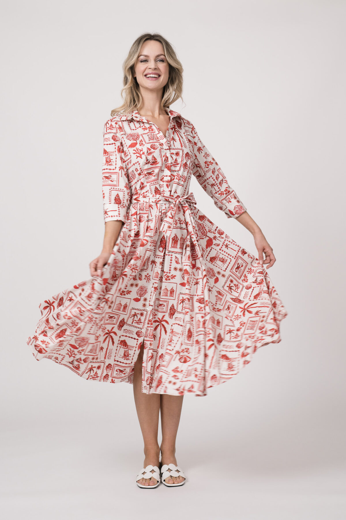 Model trägt ein langes Kleid der Marke Rossana Diva, mit rotem Muster.