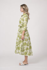 Model trägt ein langes Kleid der Marke Rossana Diva, mit grünem Muster.