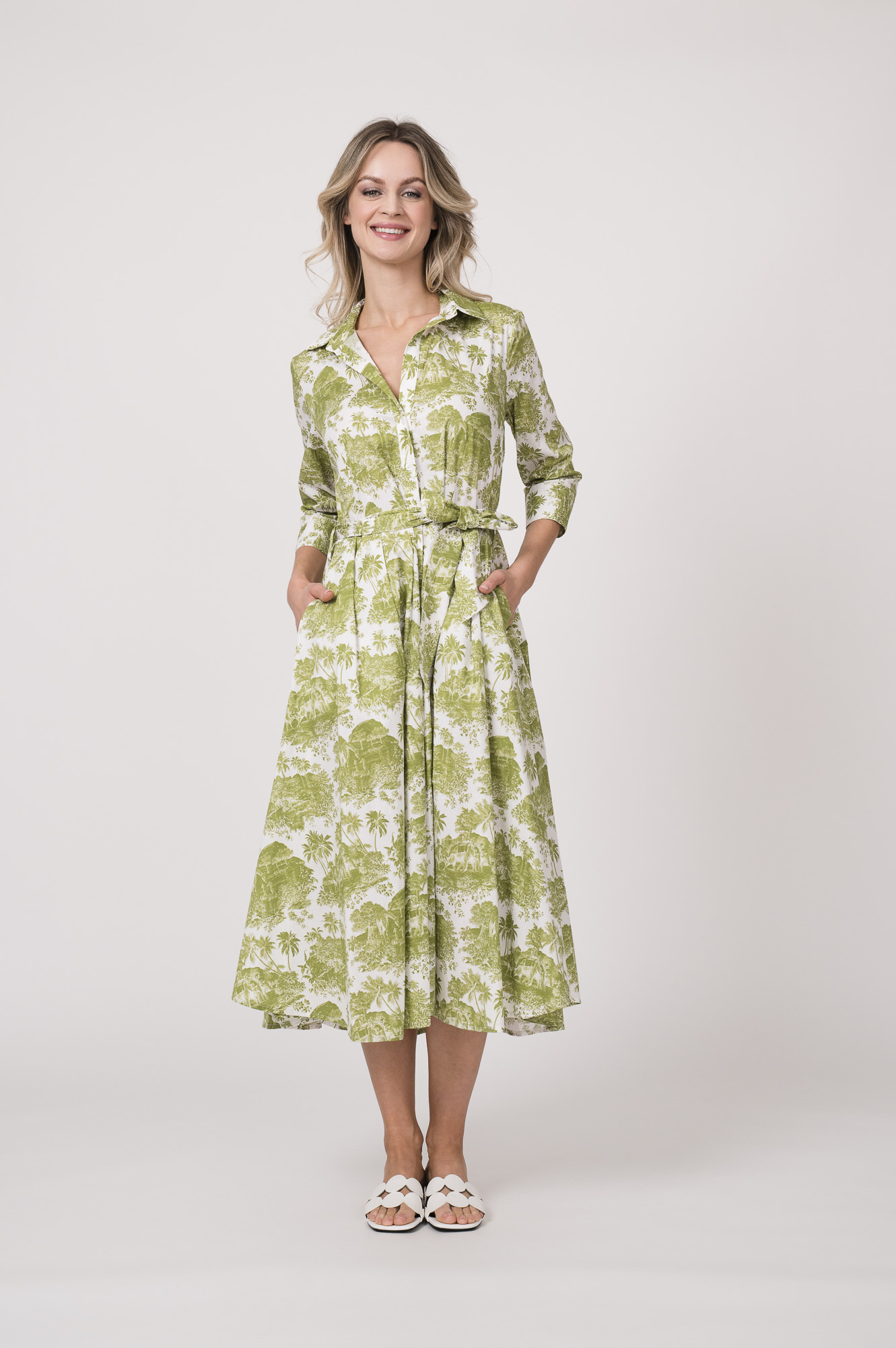 Model trägt ein langes Kleid der Marke Rossana Diva, mit grünem Muster.