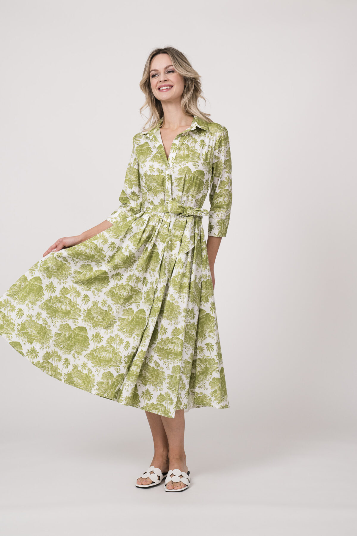 Model trägt ein langes Kleid der Marke Rossana Diva, mit grünem Muster.