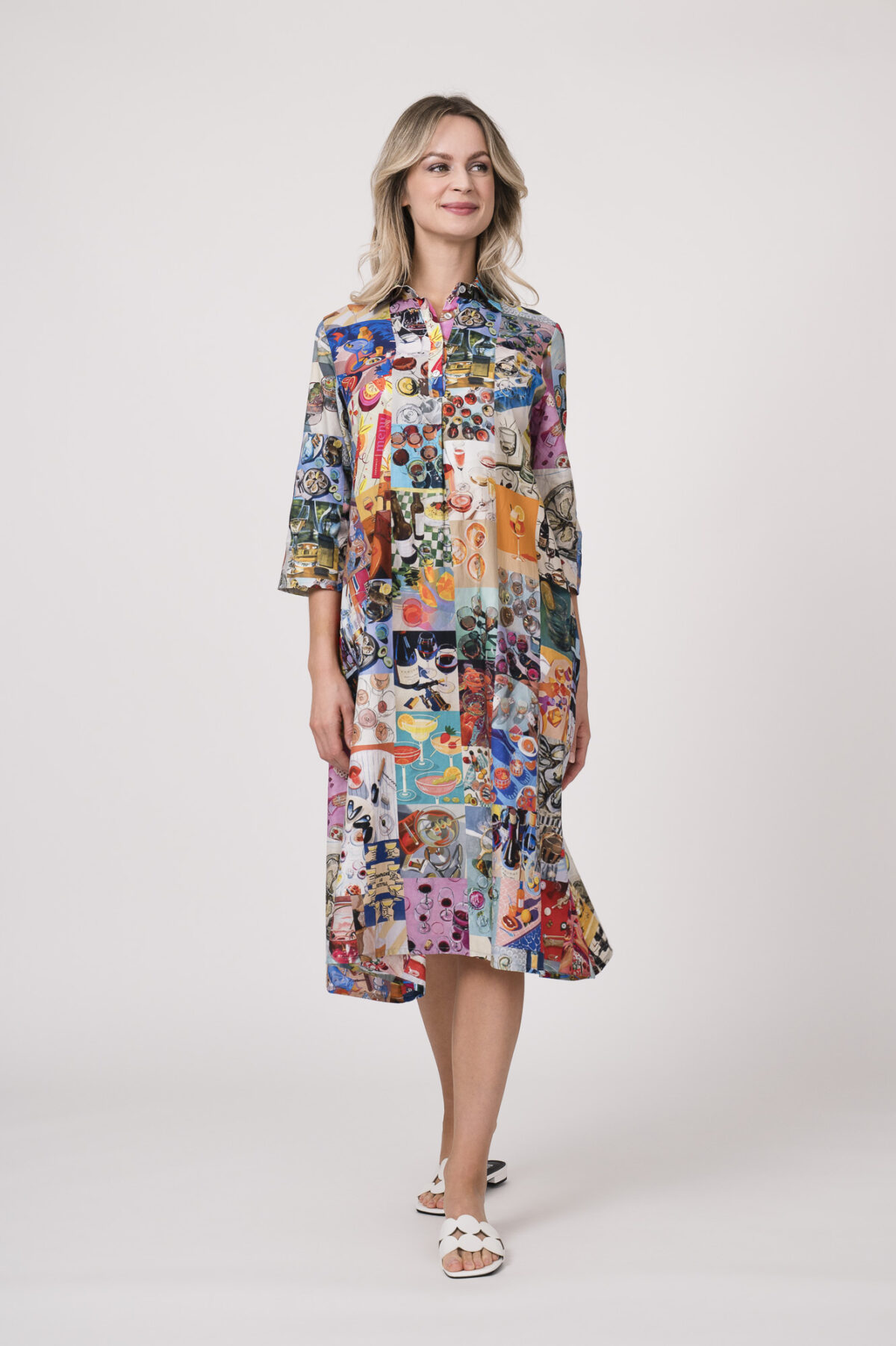 Model trägt ein langes Kleid der Marke Unbreak.it, mit einem verschiedenfarbigem Muster.