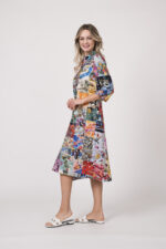 Model trägt ein langes Kleid der Marke Unbreak.it, mit einem verschiedenfarbigem Muster.