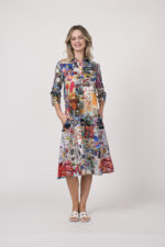 Model trägt ein langes Kleid der Marke Unbreak.it, mit einem verschiedenfarbigem Muster.