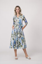 Model trägt ein langes Kleid der Marke Samantha Sung mit blauem, grünem und weißem Blumenmuster.