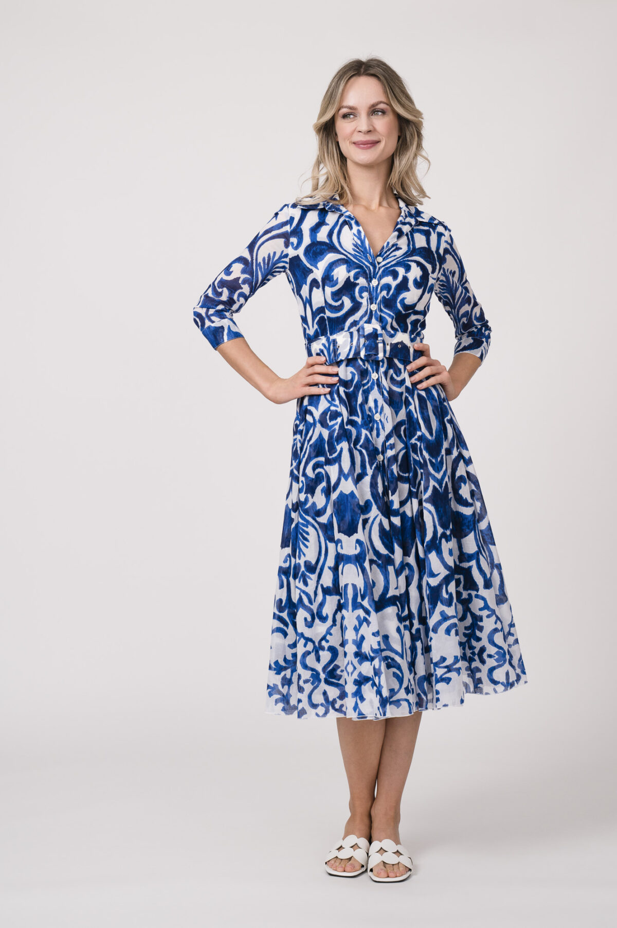 Model trägt ein langes Kleid der Marke Samantha Sung mit blauem Muster.