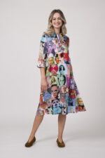 Model trägt ein buntes Kleid der Marke unbreak.it