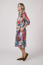 Model trägt ein buntes Kleid der Marke unbreak.it