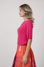 Model trägt ein pinkes Shirt von Kontatto.