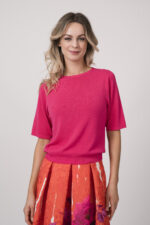 Model trägt ein pinkes Shirt von Kontatto.