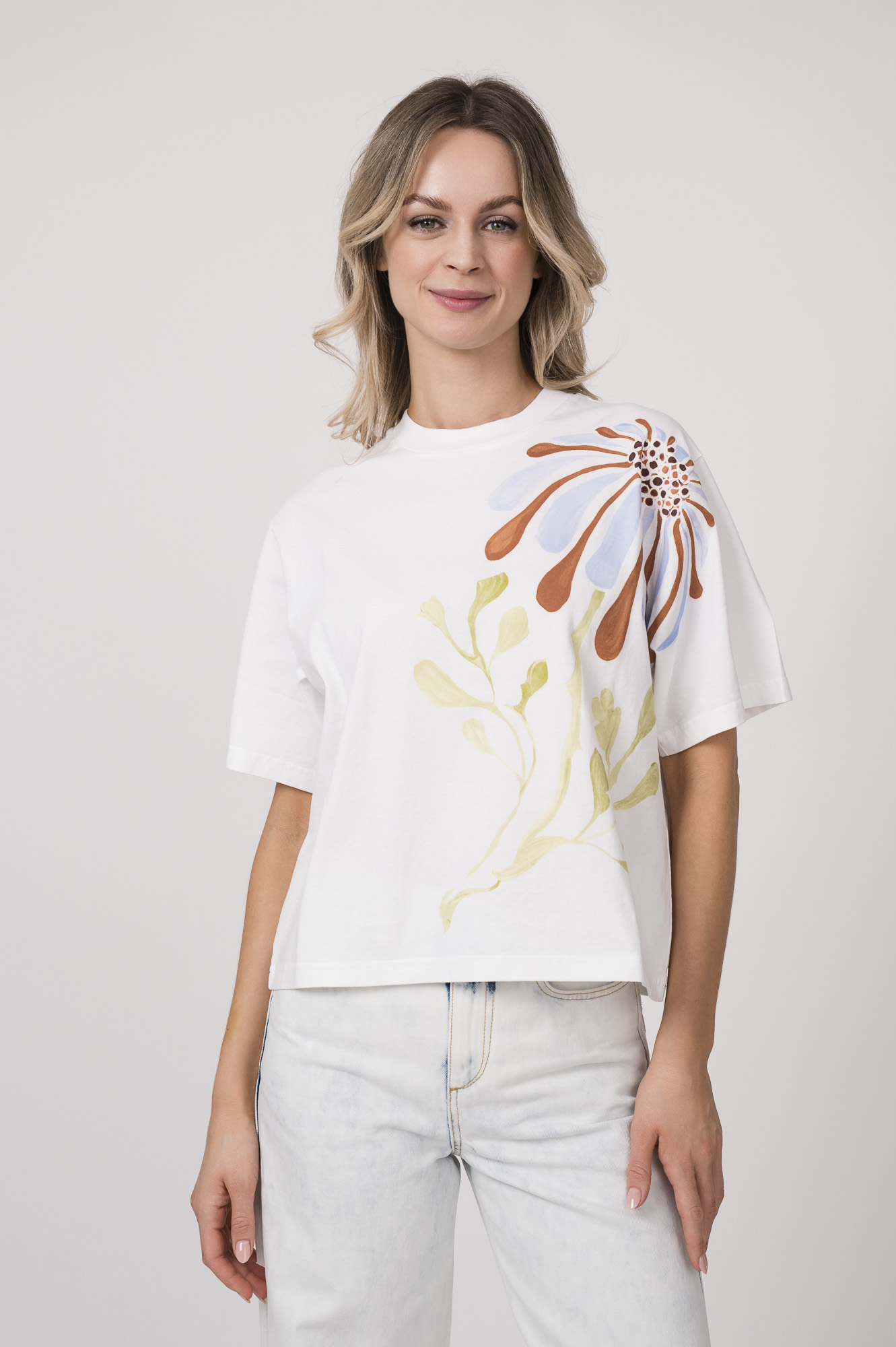 Model trägt ein helles Shirt der Marke Dorothee Schumacher