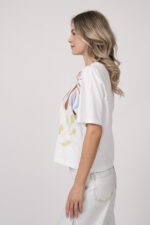 Model trägt ein helles Shirt der Marke Dorothee Schumacher