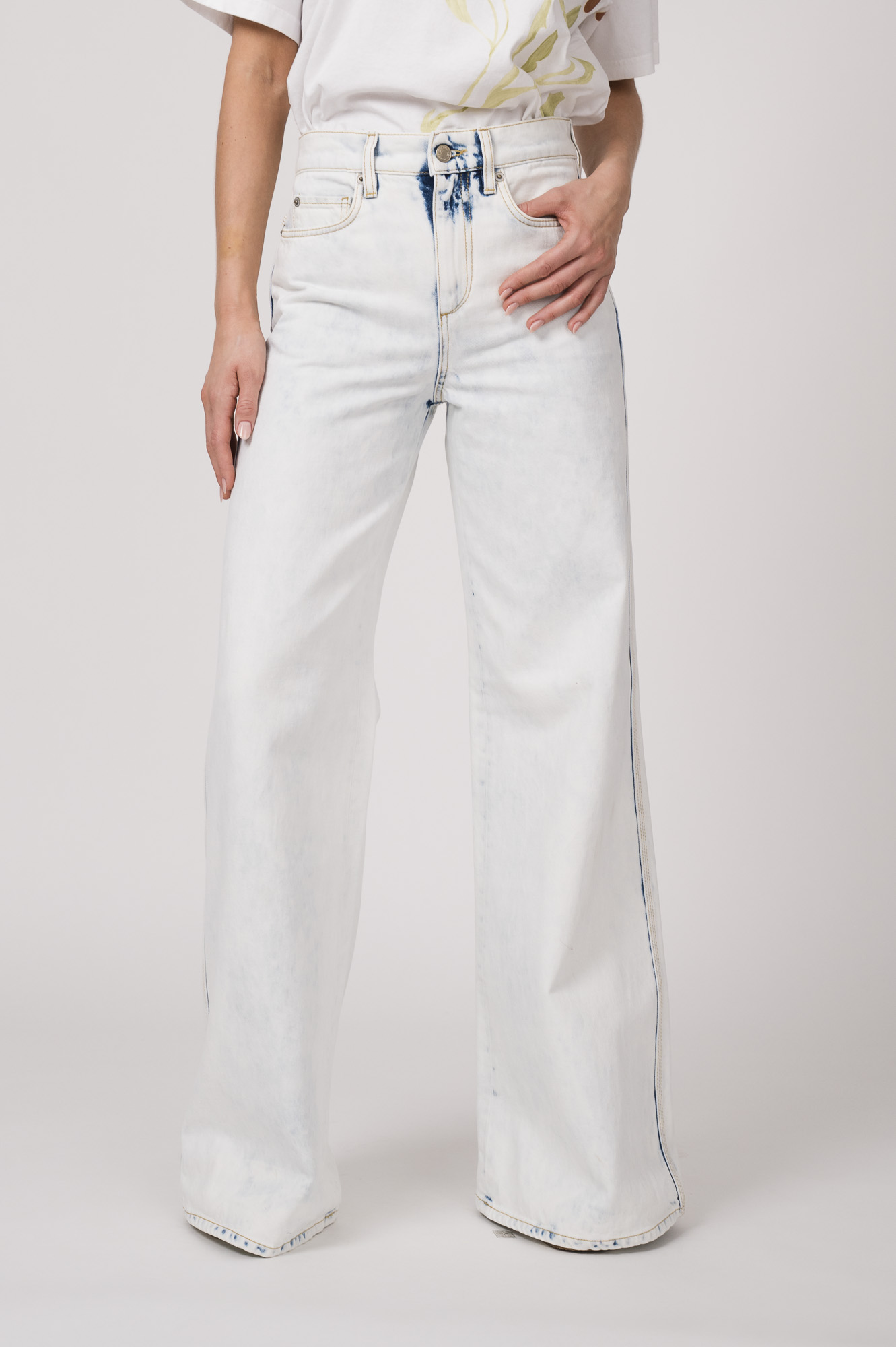 Model trägt eine helle Jeans der Marke Dorothee Schumacher.