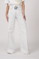 Model trägt eine helle Jeans der Marke Dorothee Schumacher.