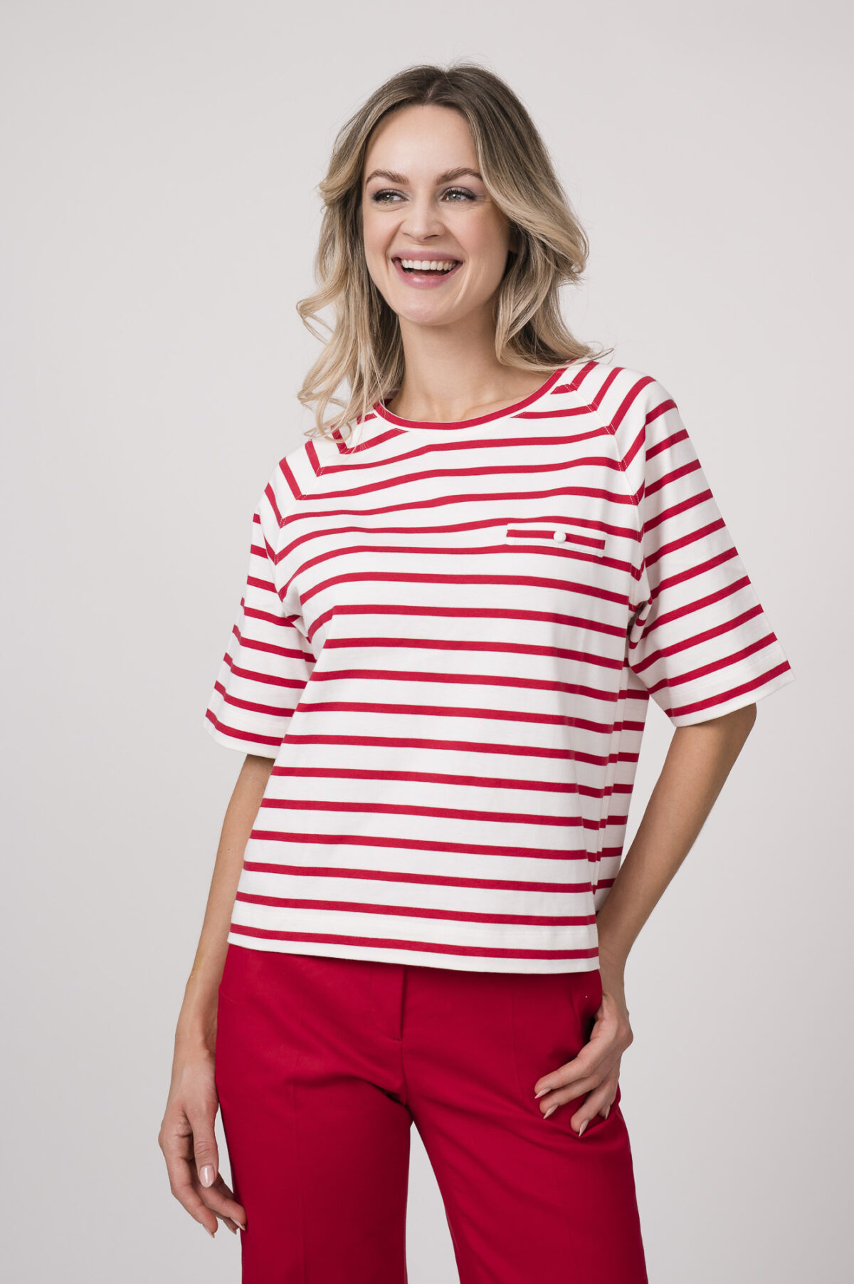 Model trägt ein weiß-rot gestreiftes Shirt von Luisa Cerano