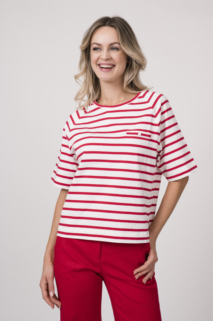 Model trägt ein weiß-rot gestreiftes Shirt von Luisa Cerano