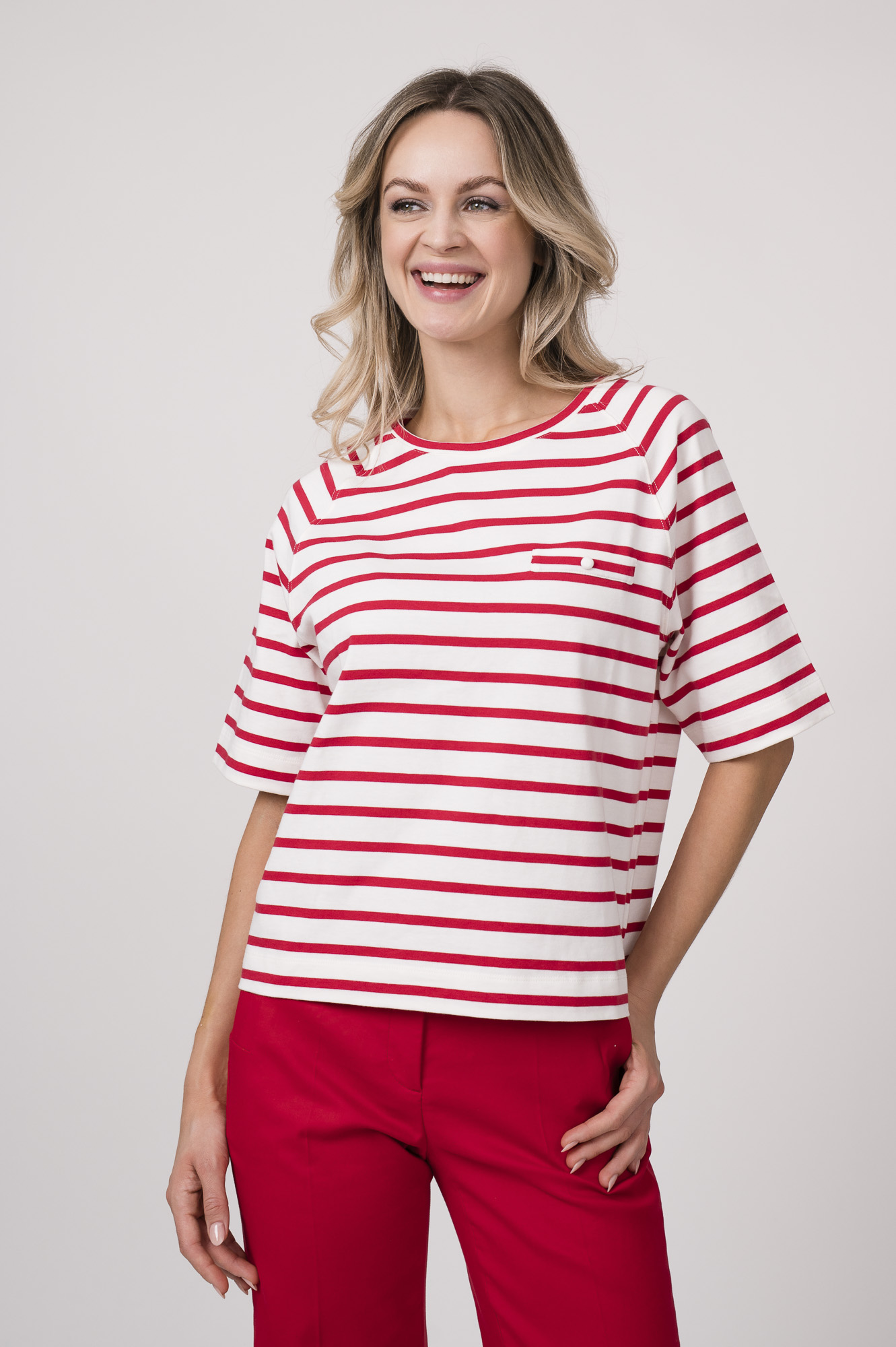 Model trägt ein weiß-rot gestreiftes Shirt von Luisa Cerano