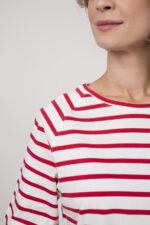 Model trägt ein weiß-rot gestreiftes Shirt von Luisa Cerano