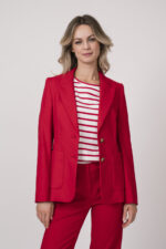 Model trägt einen roten Blazer und ein weiß-rot gestreiftes Shirt von Luisa Cerano.