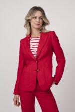 Model trägt einen roten Blazer und ein weiß-rot gestreiftes Shirt von Luisa Cerano.