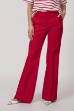 Model trägt eine rote Hose von Luisa Cerano.