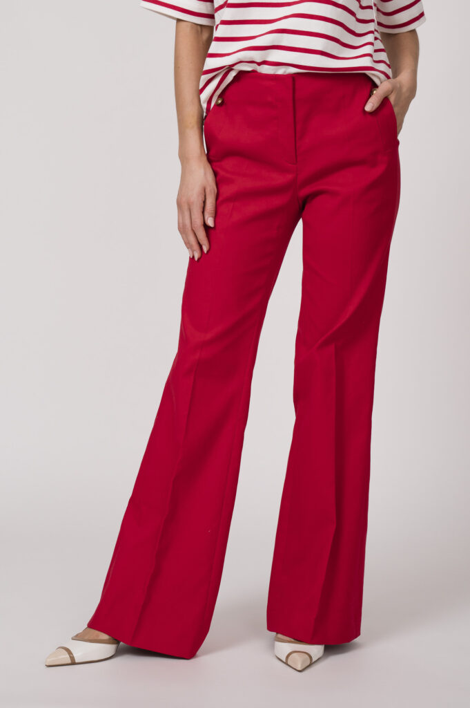 Model trägt eine rote Hose von Luisa Cerano.