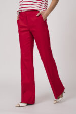 Model trägt eine rote Hose von Luisa Cerano.