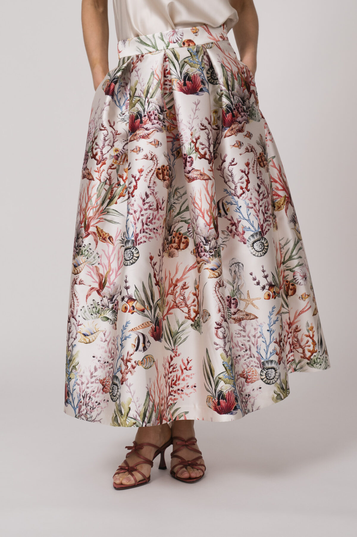 Model trägt einen gemusterten Rock von Lunatica.