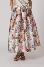 Model trägt einen gemusterten Rock von Lunatica.