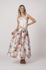 Model trägt ein natur-farbiges Top von Herzens und einen gemusterten Rock von Lunatica.