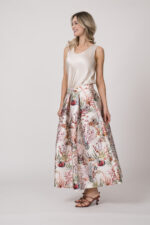 Model trägt ein natur-farbiges Top von Herzens und einen gemusterten Rock von Lunatica.