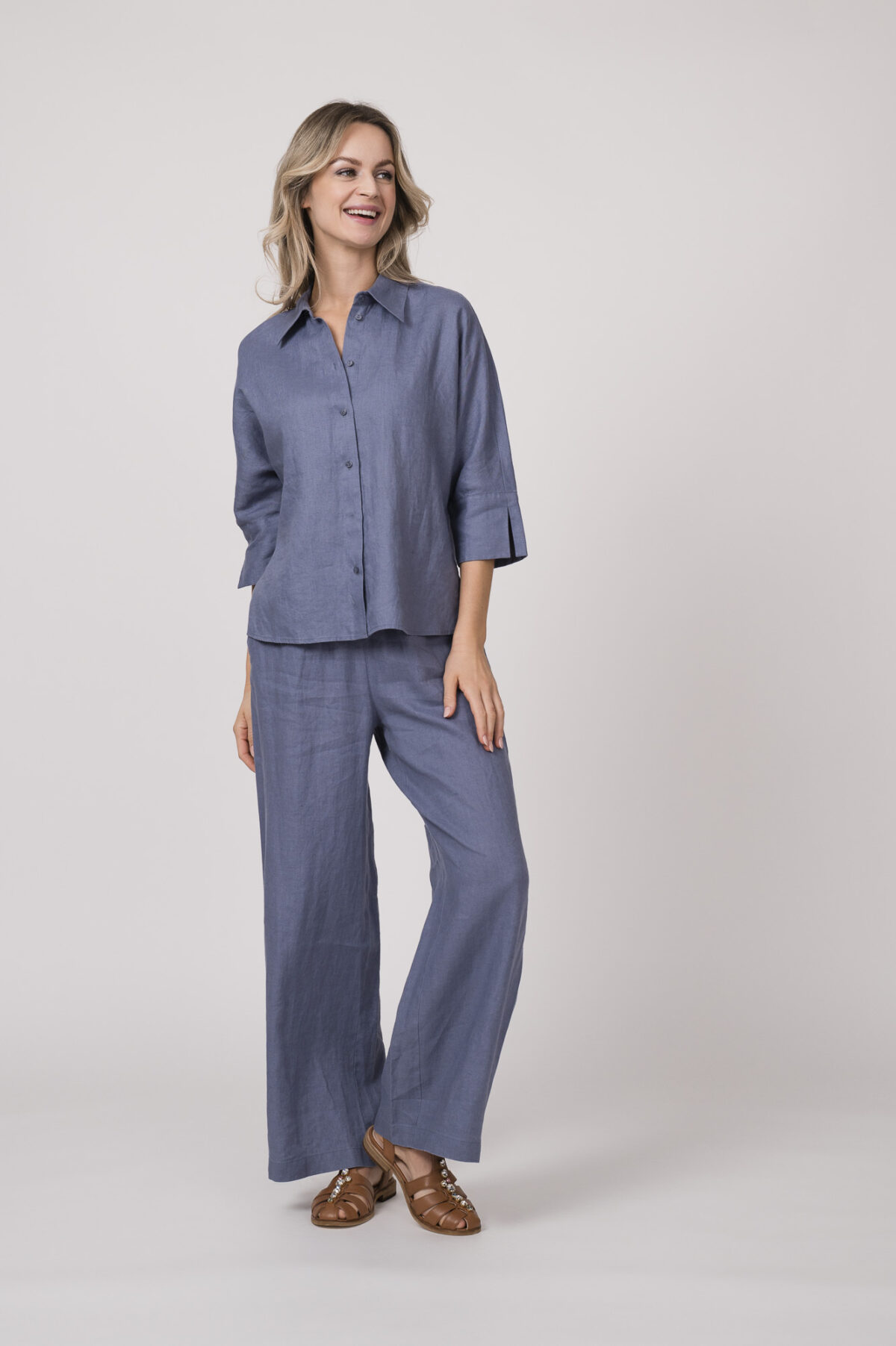 Model trägt ein blau-graues Oberteil und eine blau-graue Hose der Marke FFC