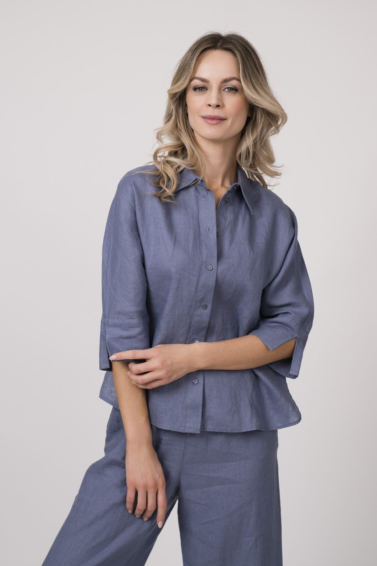 Model trägt ein blau-graues Oberteil der Marke FFC