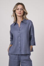 Model trägt ein blau-graues Oberteil der Marke FFC