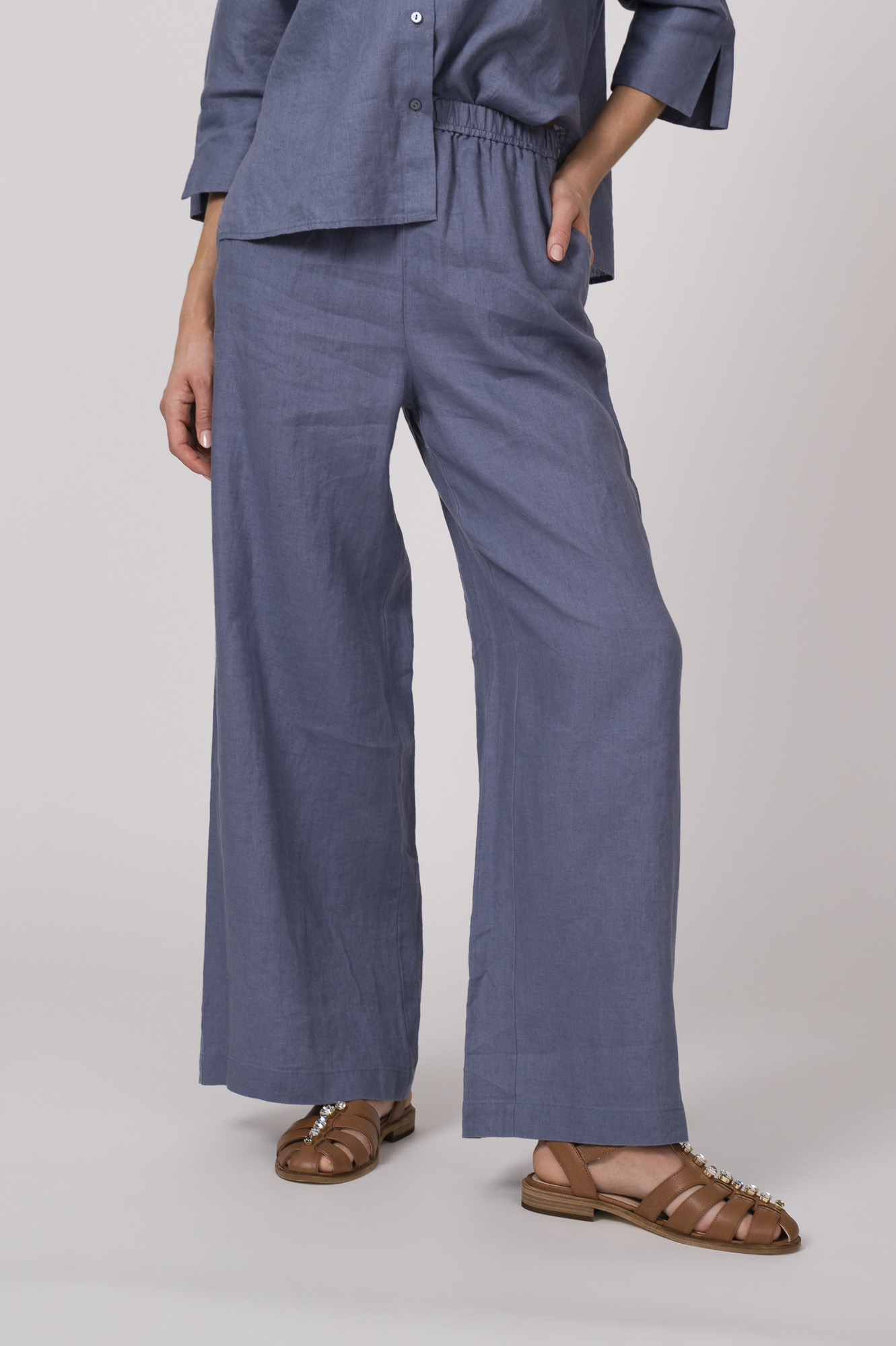 Model trägt eine blau-graue Hose der Marke FFC