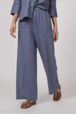 Model trägt eine blau-graue Hose der Marke FFC