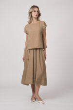 Model trägt ein beiges Outfit der Marke Rosso35 bestehend aus: Shirt und Rock