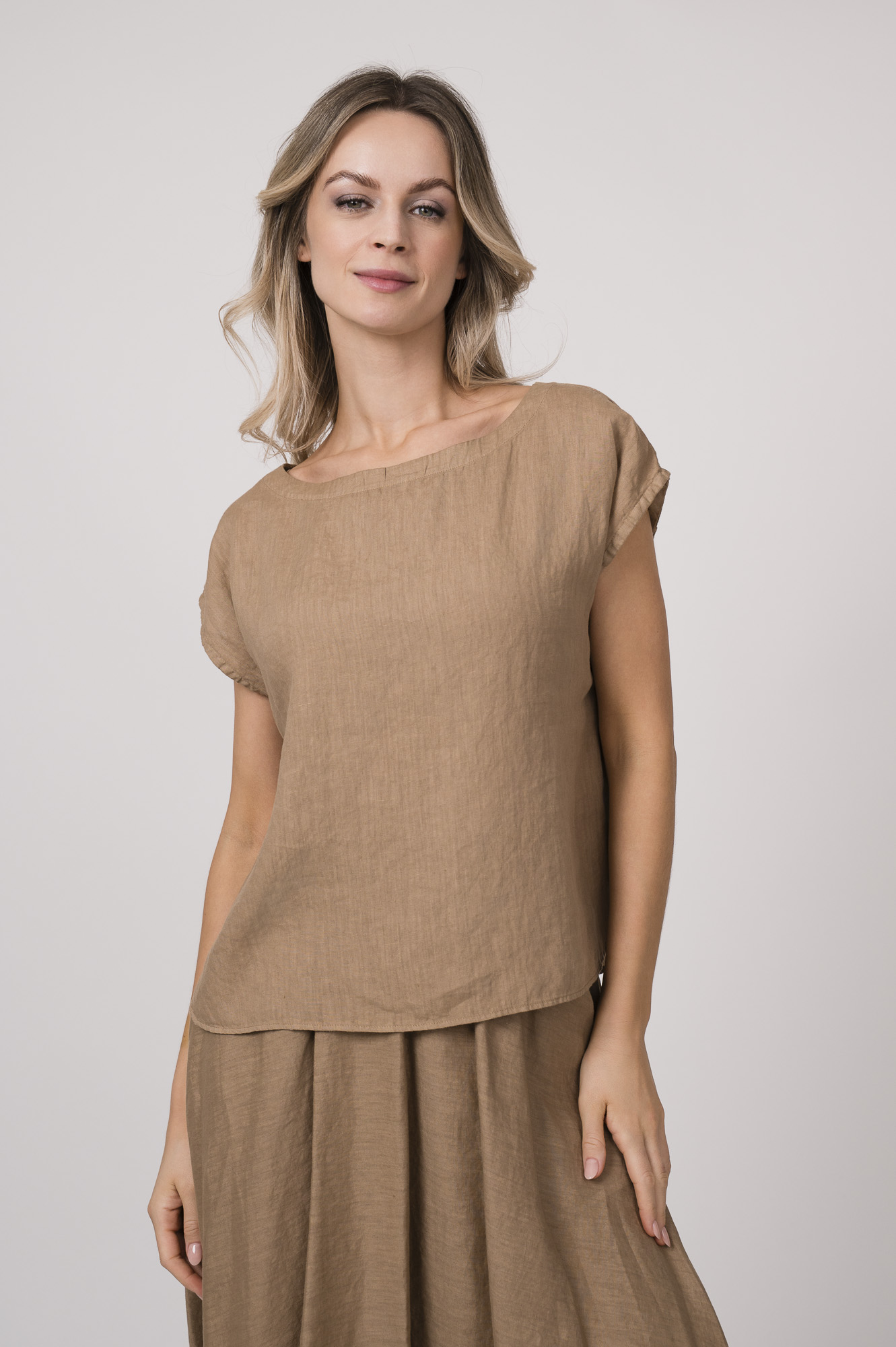 Model trägt ein beiges Oberteil der Marke Rosso35