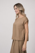 Model trägt ein beiges Oberteil der Marke Rosso35