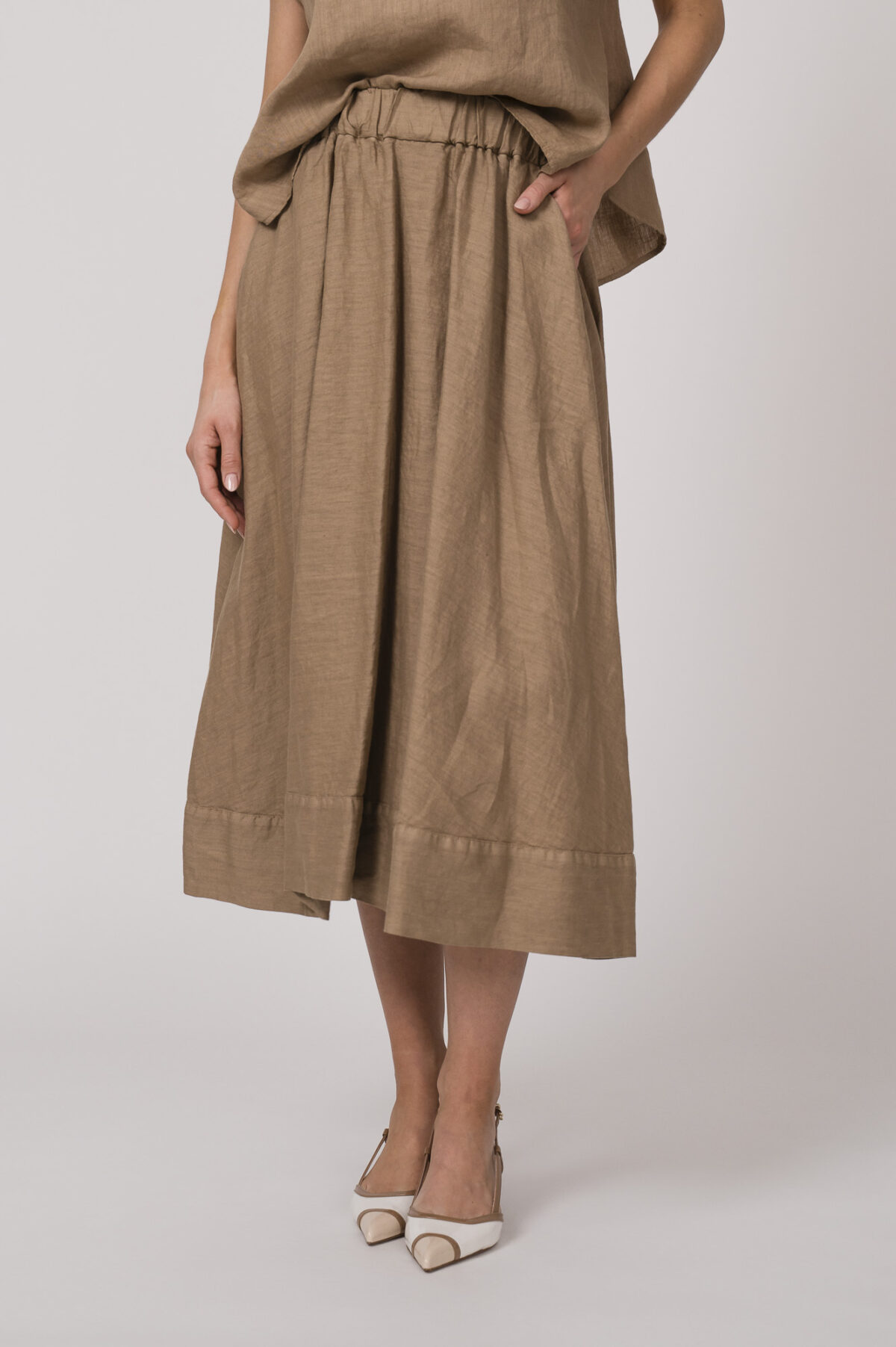 Model trägt einen beigen Rock der Marke Rosso35