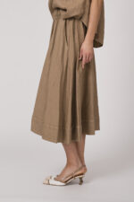 Model trägt einen beigen Rock der Marke Rosso35