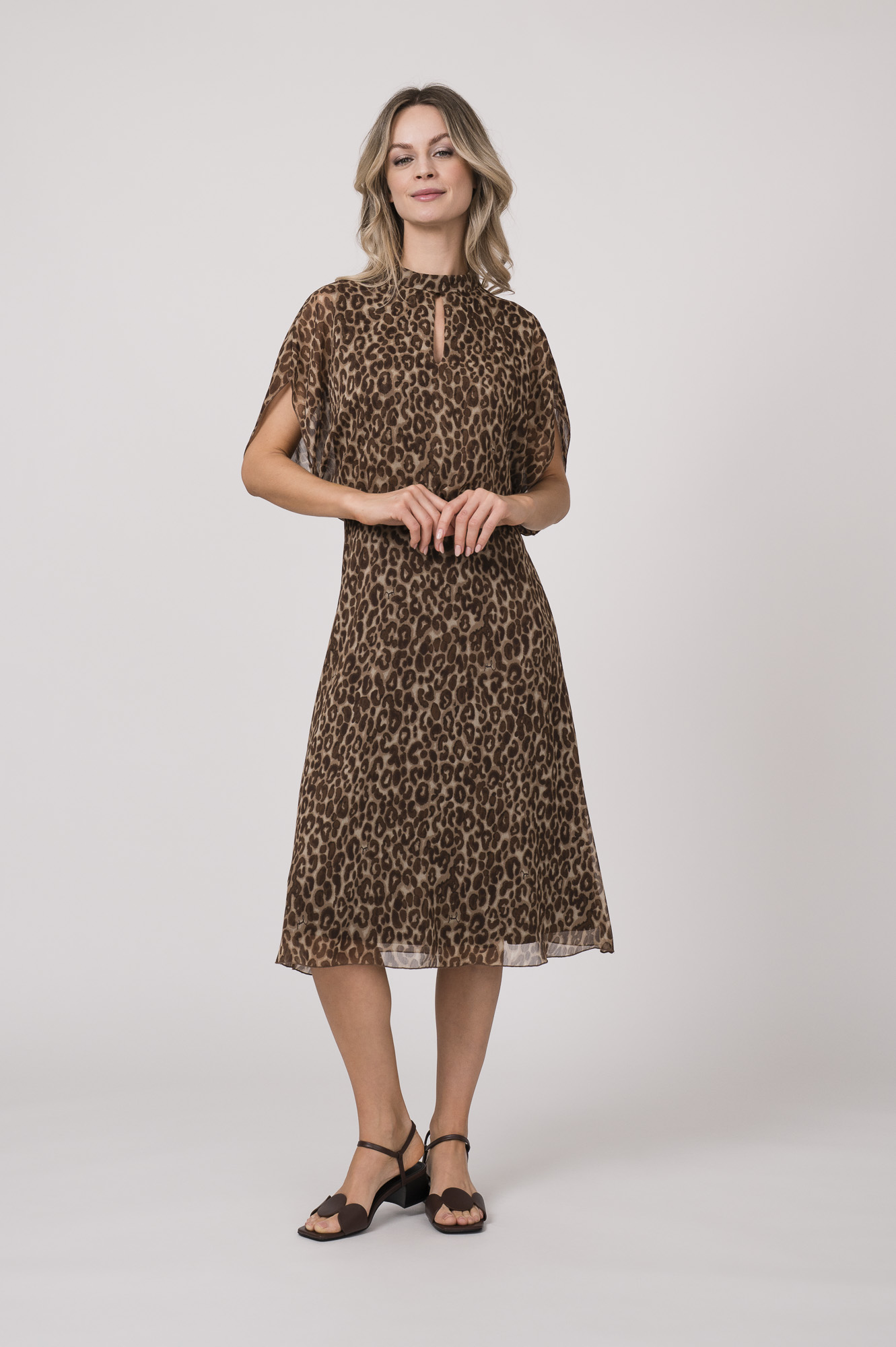 Model trägt ein Kleid mit Leoprint der Marke Joop!