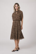 Model trägt ein Kleid mit Leoprint der Marke Joop!