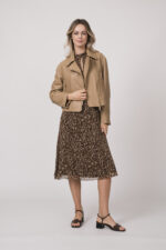 Model trägt eine beige Lederjacke der Marke Luisa Cerano und ein Kleid mit Leoprint der Marke Joop!