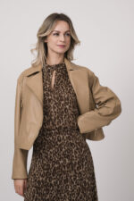 Model trägt eine beige Lederjacke der Marke Luisa Cerano und ein Kleid mit Leoprint der Marke Joop!