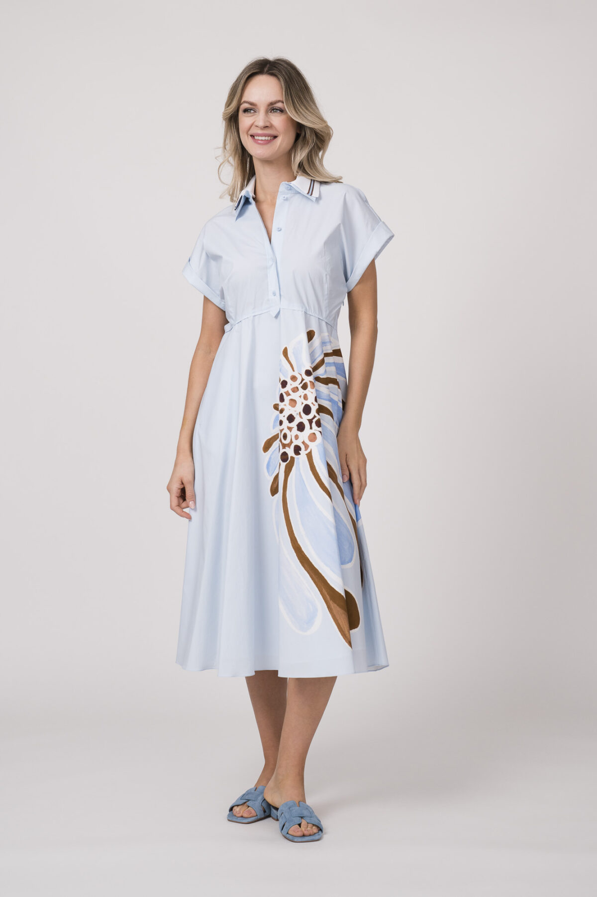 Model trägt ein hellblaues Kleid mit Kragen und Blumenmuster der Marke Dorothee Schumacher.