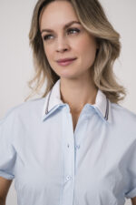 Model trägt ein hellblaues Kleid mit Kragen und Blumenmuster der Marke Dorothee Schumacher.