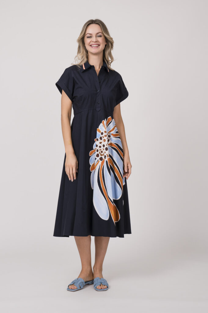 Model trägt ein dunkelblaues Kleid mit Kragen und Blumenmuster der Marke Dorothee Schumacher.